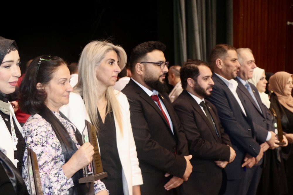 AliaNatafgi's tweet image. خلال زيارتنا الأخيرة إلى سوريا، كان لمنظمة التحالف السوري الأميركي من أجل السلام والازدهار🇸🇾🇺🇸 (SAAPP) شرف دعم ورعاية فعالية تكريمية مؤثرة في مدينة حمص، خُصصت للمعتقلين السابقين وعائلاتهم.
جمع الحدث ناجين، وأحباءهم، وعددًا من نشطاء المجتمع المدني، في لحظة وفاء لأولئك الذين…