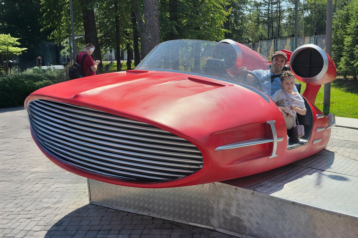 AKantemirov's tweet image. "to infinity and beyond" Soviet style!!! :)
Had an amazing day today at the exhibition place! Just wish I could take that jetcar for a ride!!