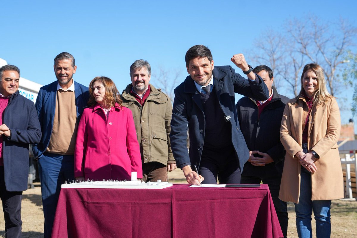 GobSantaFe's tweet image. 💪🏽 Comenzó la construcción de la primera Estación Policial en la ciudad de Santa Fe
El gobernador @maxipullaro puso en marcha una obra clave para transformar el patrullaje y mejorar la seguridad en la capital provincial.
📍Estará ubicada en el Parque Juan de Garay y forma parte…
