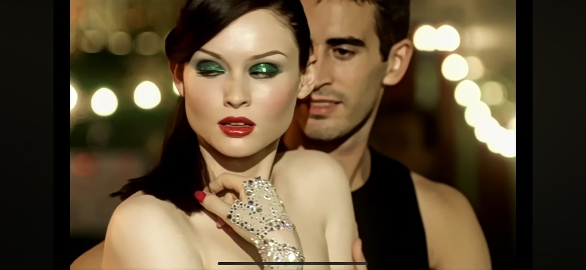 BriannaWu's tweet image. Okay, I know I can pull this look off. 100 percent going as “Murder on the Dance Floor” Sophie Ellis Bextor to her concert in November.
Time to start stockpiling MAC Pigment in Emerald Green. Can someone remind me what dumb highlighter strategy we were using in 2000s?