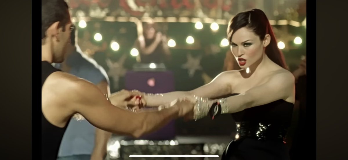 BriannaWu's tweet image. Okay, I know I can pull this look off. 100 percent going as “Murder on the Dance Floor” Sophie Ellis Bextor to her concert in November.
Time to start stockpiling MAC Pigment in Emerald Green. Can someone remind me what dumb highlighter strategy we were using in 2000s?