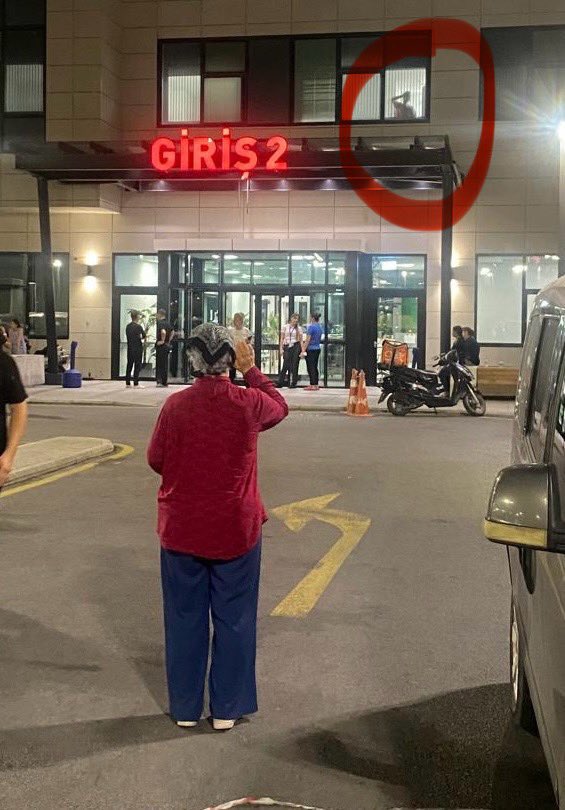 Yaşattığınızı yaşamadan ölmeyin!!!!

Murat Çalık, hastane penceresinden annesine el sallarken görüntülendi.