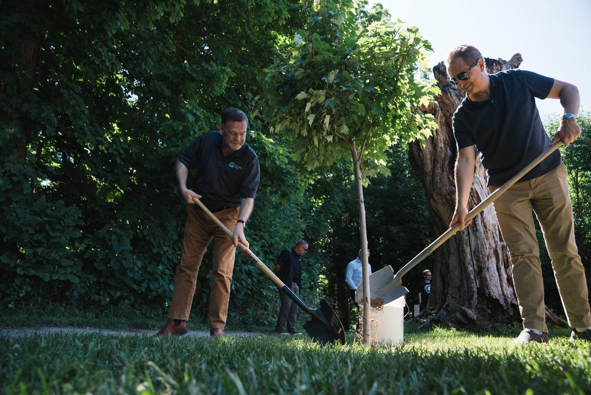 ToddJMcCarthy's tweet image. Together with MPP @stcrawford2, we planted a red maple tree to mark Bronte Creek Provincial Park’s 50th anniversary.
Established in 1975, Bronte Creek has a rich history of connecting people with nature. In 2002, the park expanded to include a campground, now offering 144…