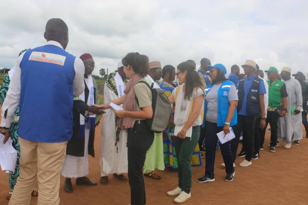 Saoudine08's tweet image. Merci à l’Ambassade de 🇫🇷 pour cette mission de terrain enrichissante. Échanges avec le HCR, visite du site de réfugiés de Timangolo.
Les projets d’autonomisation visités illustrent l’impact du travail conjoint. Continuons à œuvrer ensemble pour des solutions durables. #UNHCR