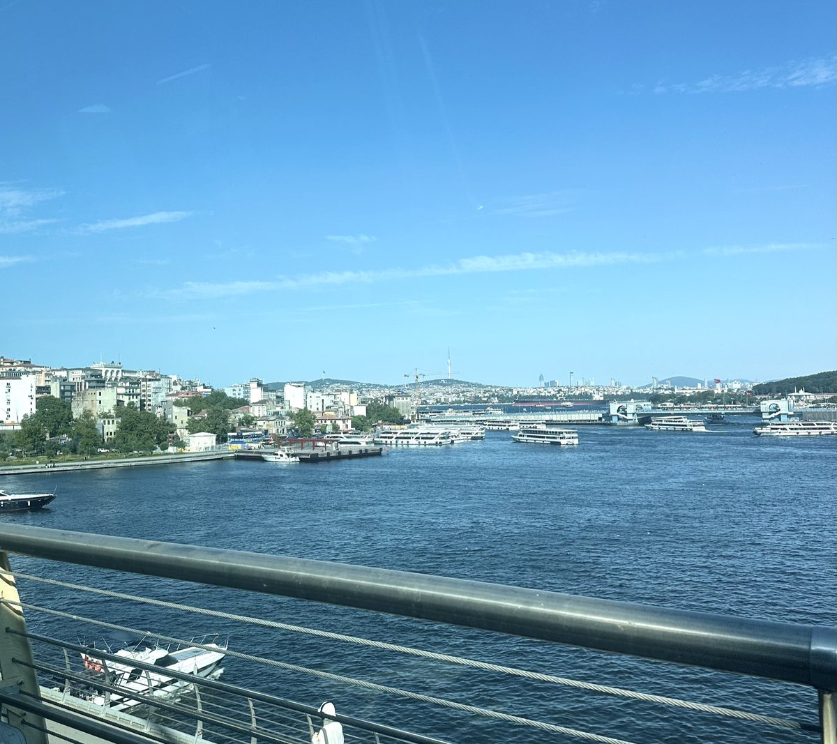 Ay ve güneş ezelden iki İstanbulludur.
Denizle toprak, yalnız onda ermiş visale,
Ve kavuşmuş rüyalar, onda, onda misale.

Necip Fazıl Kısakürek