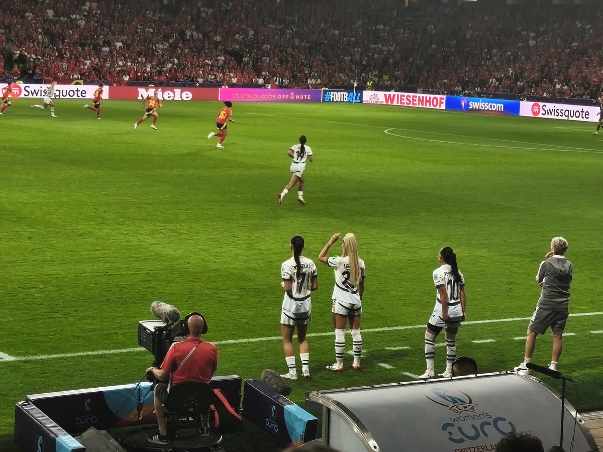 Foot_ChrisVlog's tweet image. Na koniec przygody z EURO selekcjoner kadry Szwajcarii daje zagrać słabszym zawodniczkom, które z wiadomych i niewiadomych względów pojechały na turniej. 

#ESPSUI