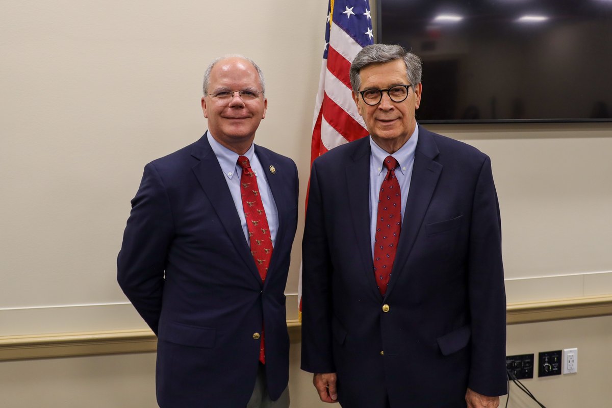RepGuthrie's tweet image. Wonderful to welcome community leaders with @GLIchamber to Washington yesterday. We discussed ways that the One, Big, Beautiful Bill will spur economic growth and help grow Kentucky’s economy. Thanks for making the trip to D.C.!