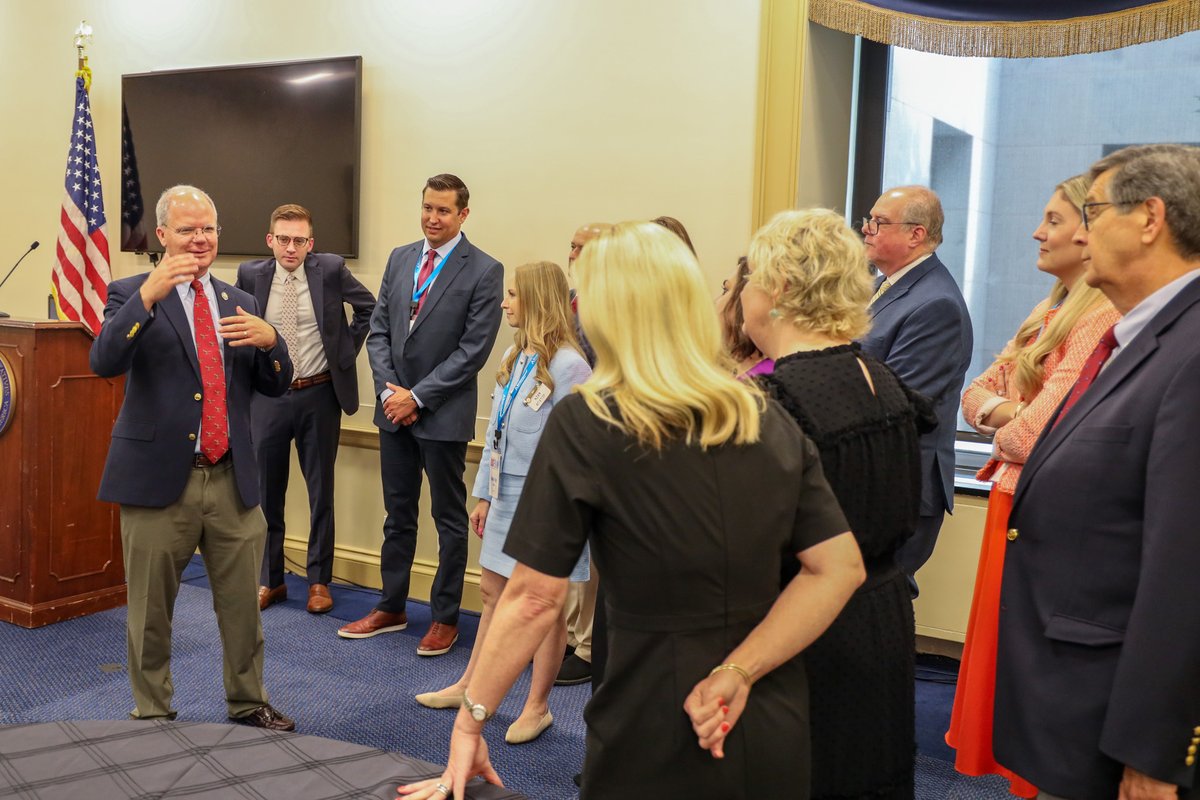 RepGuthrie's tweet image. Wonderful to welcome community leaders with @GLIchamber to Washington yesterday. We discussed ways that the One, Big, Beautiful Bill will spur economic growth and help grow Kentucky’s economy. Thanks for making the trip to D.C.!