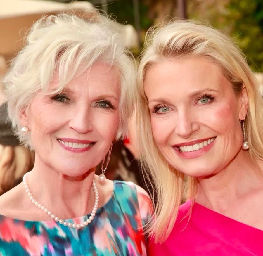 I want all my genuine fans to say hi ￼ to my mom and my sister ￼👋