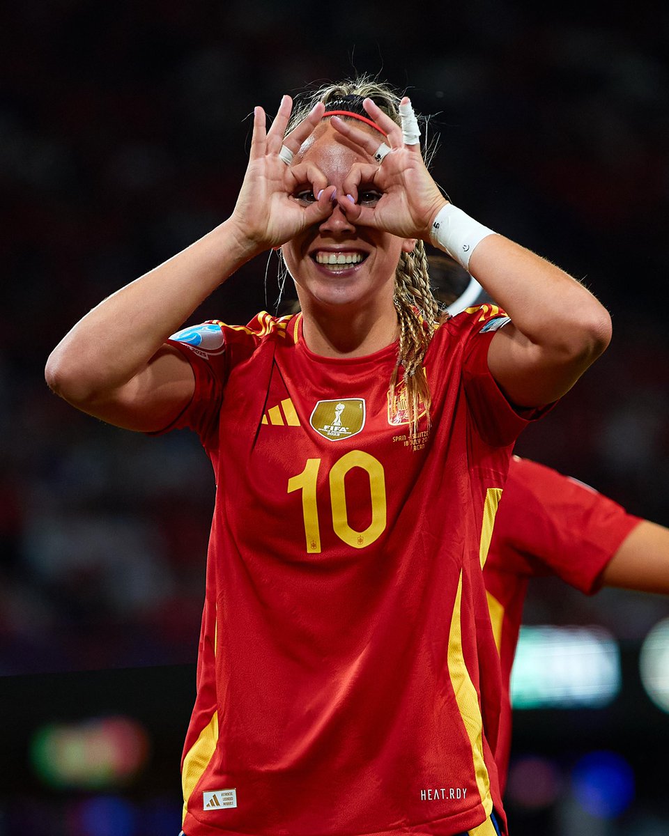 España se clasifica para las semifinales de la Eurocopa y espera rival que saldrá del duelo entre Francia y Alemania. 

Falta de eficacia y lástima de los penaltis fallados pero aun así gran trabajo de todas las jugadoras manteniendo la cabeza fría. Siguen haciendo historia.