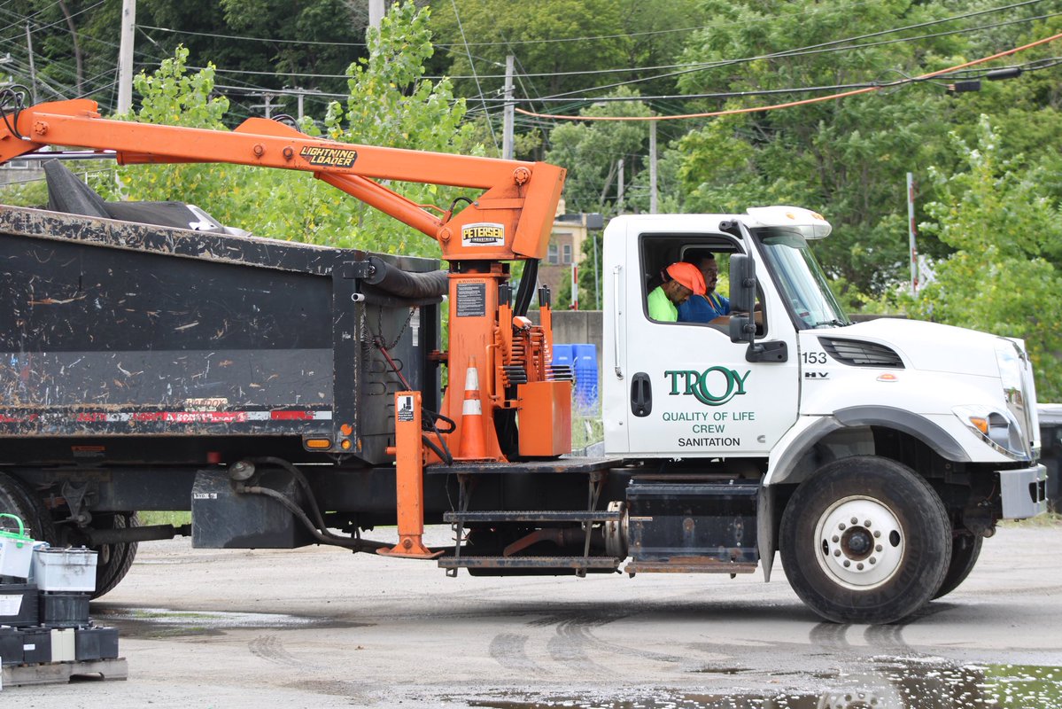 TroyCityHall's tweet image. Over 150 residents took advantage of today’s Free Bulk Trash Drop-Off! 💪 This effort helps curb illegal dumping & eases the burden on taxpayers. Huge thank you to our Quality-of-Life Action Crews for managing & facilitating another successful event for our city! ♻️🛻