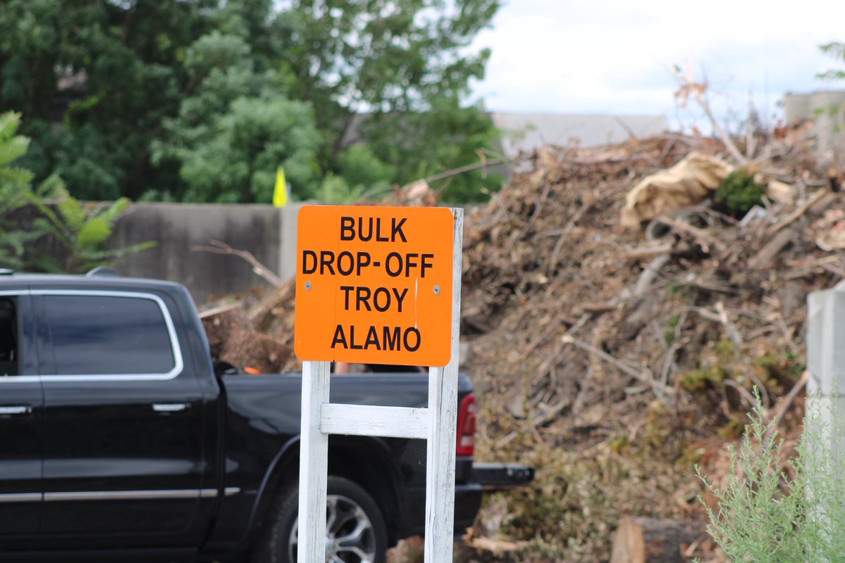 TroyCityHall's tweet image. Over 150 residents took advantage of today’s Free Bulk Trash Drop-Off! 💪 This effort helps curb illegal dumping & eases the burden on taxpayers. Huge thank you to our Quality-of-Life Action Crews for managing & facilitating another successful event for our city! ♻️🛻