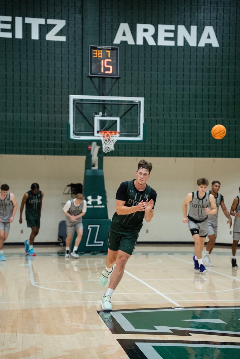 LoyolaMBB's tweet image. Productive first week back 💪

#GoHounds