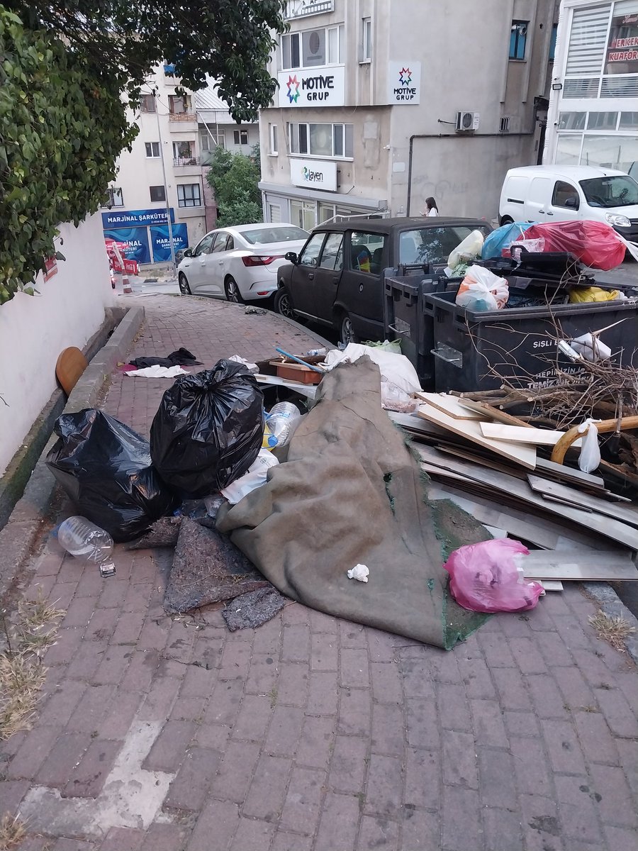 Kayyum atandiktan sonra Şişli sokaklari. Normalde 2 gün beklemezdi böyle artiklar. Bir haftayi geçti  bütün Şişli bu durumda. Kaldirimlarda adim atilacak yer kalmadi. #şişlibelediyesi #kayyum #ekremimamoglu #resulemrahşahan #şişli