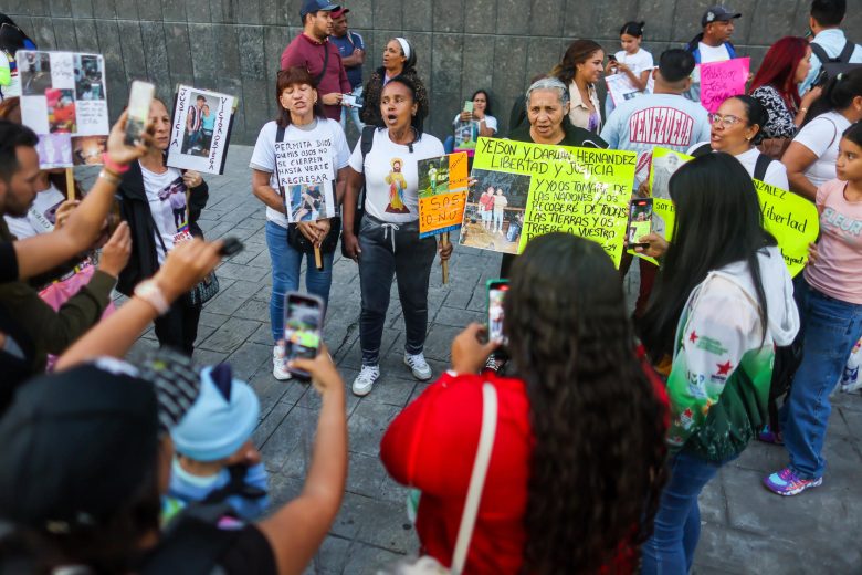 Saludamos la liberación de los más de 250 ciudadanos venezolanos secuestrados por el gobierno de El Salvador a partir de un acuerdo económico con EE.UU.
Este es un triunfo popular del pueblo venezolano y su gobierno que nos motiva a seguir luchando.