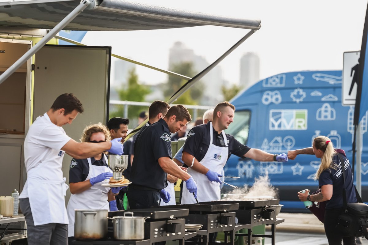 YVRaeroport's tweet image. 🥞 Quelle belle matinée pour notre déjeuner de crêpes au profit de @BCBurnFund ! Un immense merci à notre équipe de pompiers et de secouristes pour le délicieux repas, ainsi qu’à notre communauté pour son incroyable soutien. Ensemble, nous avons amassé plus de 13,500 $. Merci…