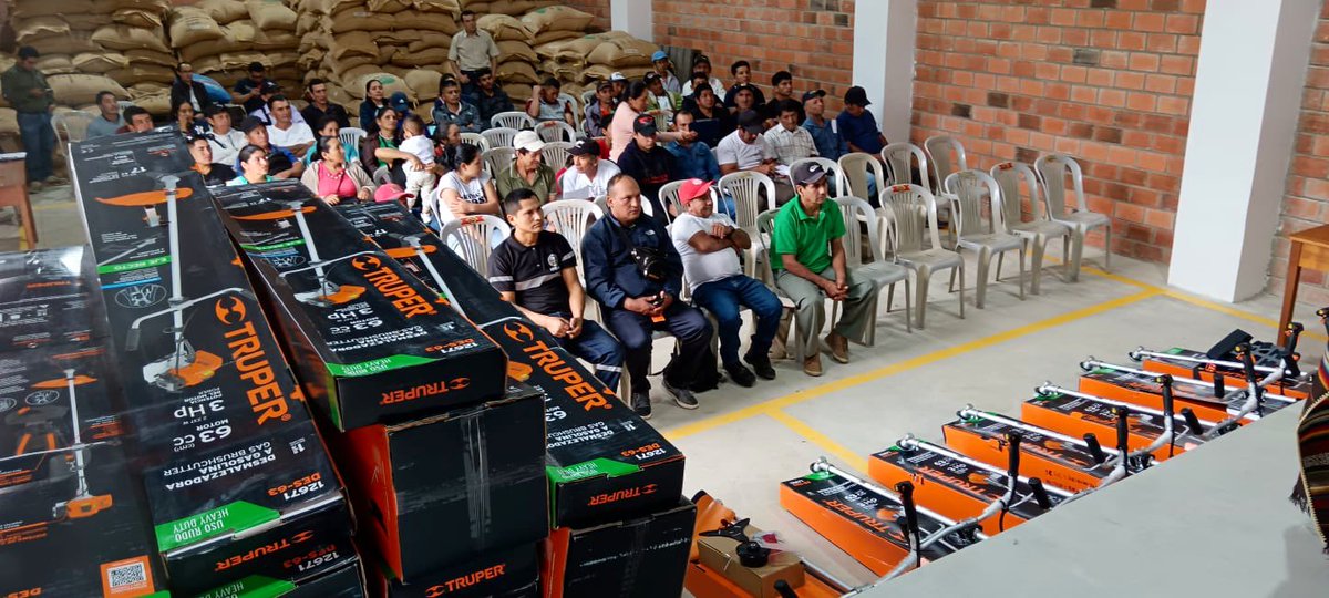 Agricultura_CZ7's tweet photo. #ZamoraChinchipe | Ratificamos nuestro compromiso con el agro, beneficiando a 192 socios de la organización #APECAP del cantón #Palanda con la entrega de 53 motoguadañas, fortaleciendo el trabajo en fincas y el manejo agronómico del café.
#NadaNosDetiene https://t.co/jhNcDJtsVT