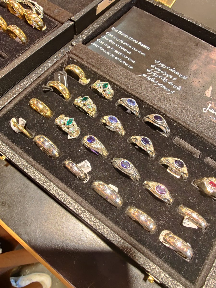 Jens Hansen c'est le joaillier officiel qui a créé l’Anneau Unique pour la trilogie Le Seigneur des Anneaux. C’est lui (et son atelier) qui a fabriqué toutes les versions utilisées pendant le tournage, y compris la fameuse version géante 💍