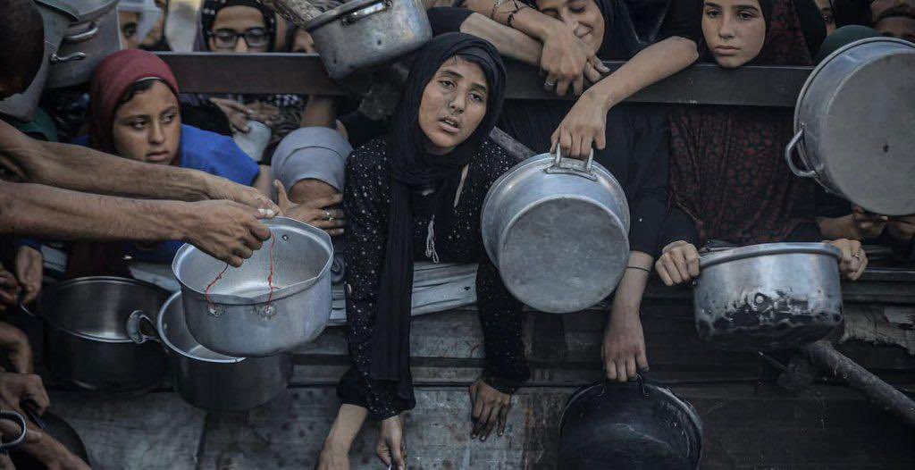 Bu fotoğraflar Gazze'den 
Veyl olsun hepimize 
Vallahi cennet bizi kabul etmeyecek 
Vallahi o hesap günü geldiğinde hiçbirimiz onların yüzüne bakamayacağız.  
Ve onların gittiği cennette bize yer olmayacak !!!