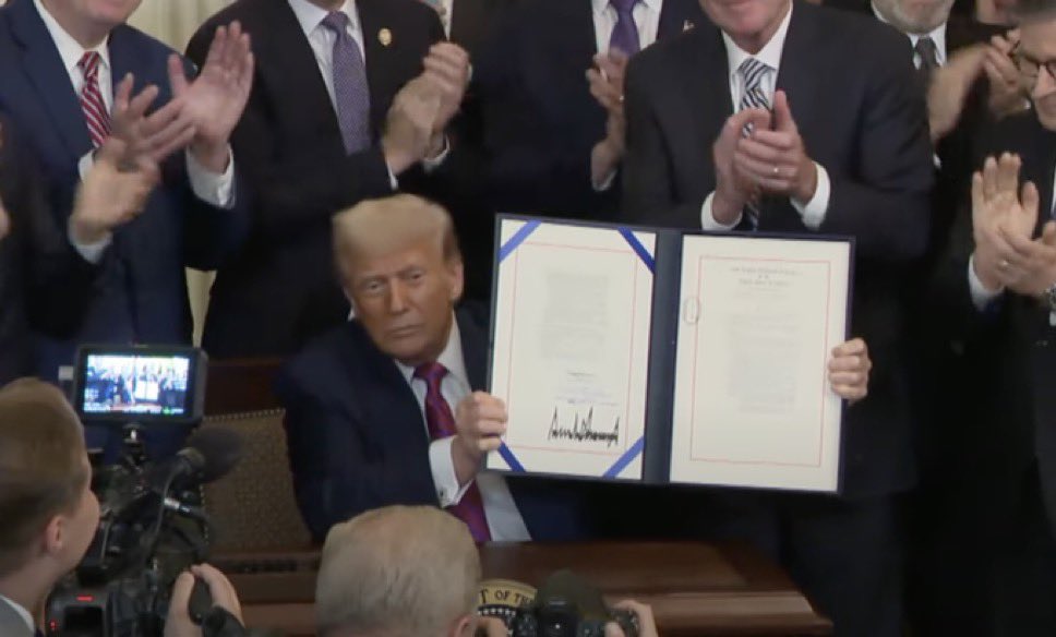 NomadicPaura's tweet image. 🚨JUST IN: President Trump has officially signed the GENIUS Act into law. 🇺🇸
For $XRP, this means legal clarity, institutional momentum, and an open runway for mass adoption.