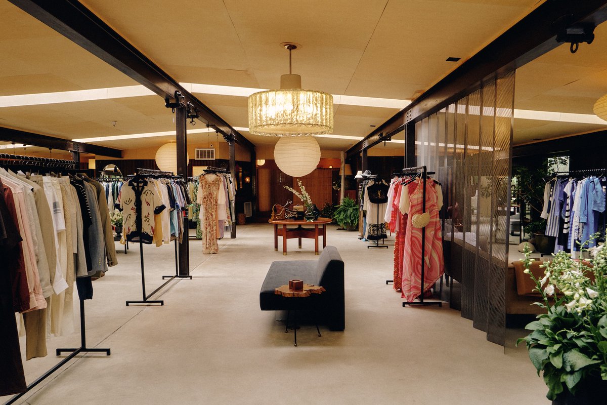 LuxuryDaily's tweet image. Online retailers @NETAPORTER and @MRPORTERLIVE are launching a one-of-a-kind shopping concept in the Hamptons. Read more: bit.ly/4nQWyqx

#LuxuryRetail #PopUp #NetAPorter