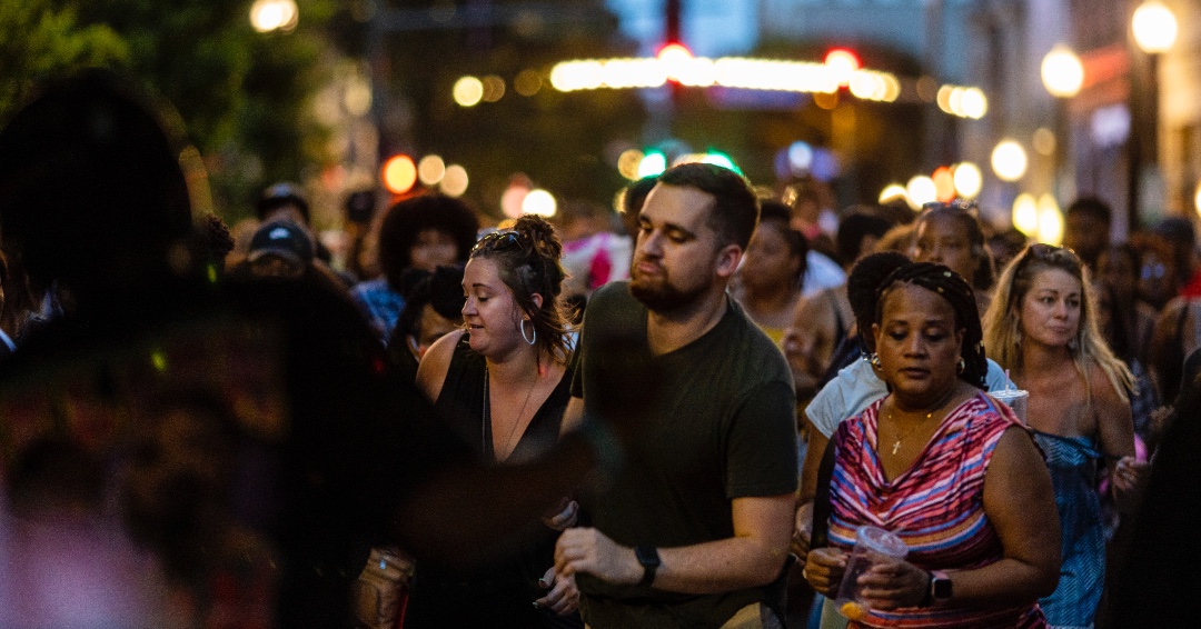NorfolkDowntown's tweet image. Two weeks until First Fridays returns 🎉
Take a look back at some of our favorite moments.

🎺 @NoBSBrass headlines Aug 1
🌮 Food + drinks + vendors
📍 Granby, Market &amp;amp; College
🕔 5-8:30pm | Free

📅 Sept 5, 2025 • Apr 3 &amp;amp; May 1, 2026
#FirstFridaysNFK #DowntownNorfolk