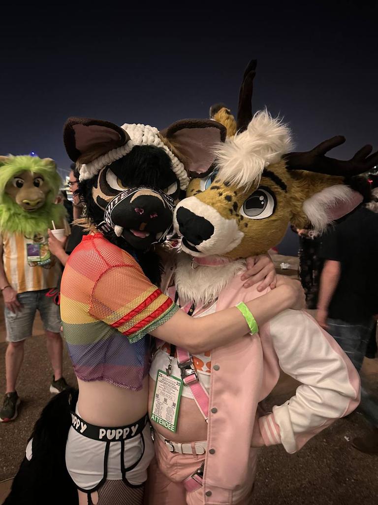 Happy #fursuitfriday here's me and a super cute deer omg💕 (I love deer)