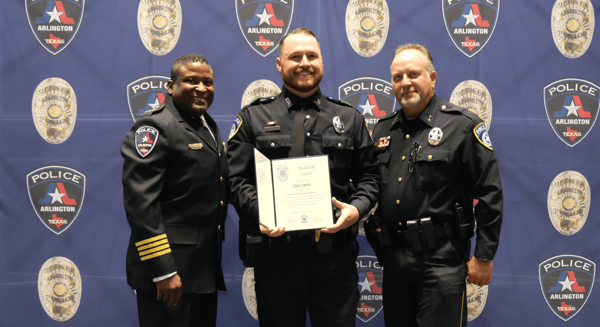 EulessPolice's tweet photo. Euless PD’s Ofc. Smith was honored with the Medal of Valor by the Arlington Police Department. We are grateful to our friends at the Arlington Police Department for their recognition!
@EulessPolice @ArlingtonPolice #EulessPolice #ArlingtonPD #euless #backtheblue #lawenforcement https://t.co/2vD0JS54av