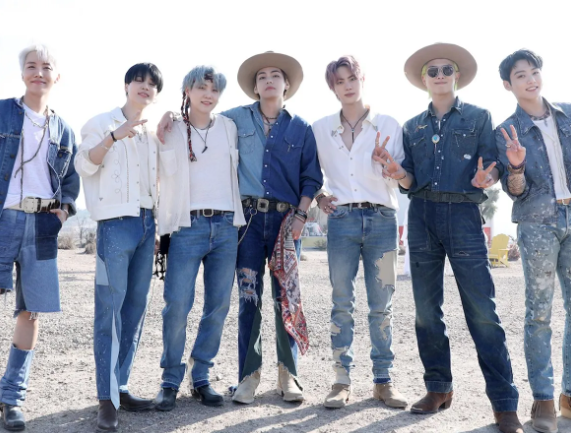 AboutMusicYT's tweet photo. Permission To Dance by BTS returns to #1 on the Worldwide iTunes Song Chart. https://t.co/Qep1XmUdLI
