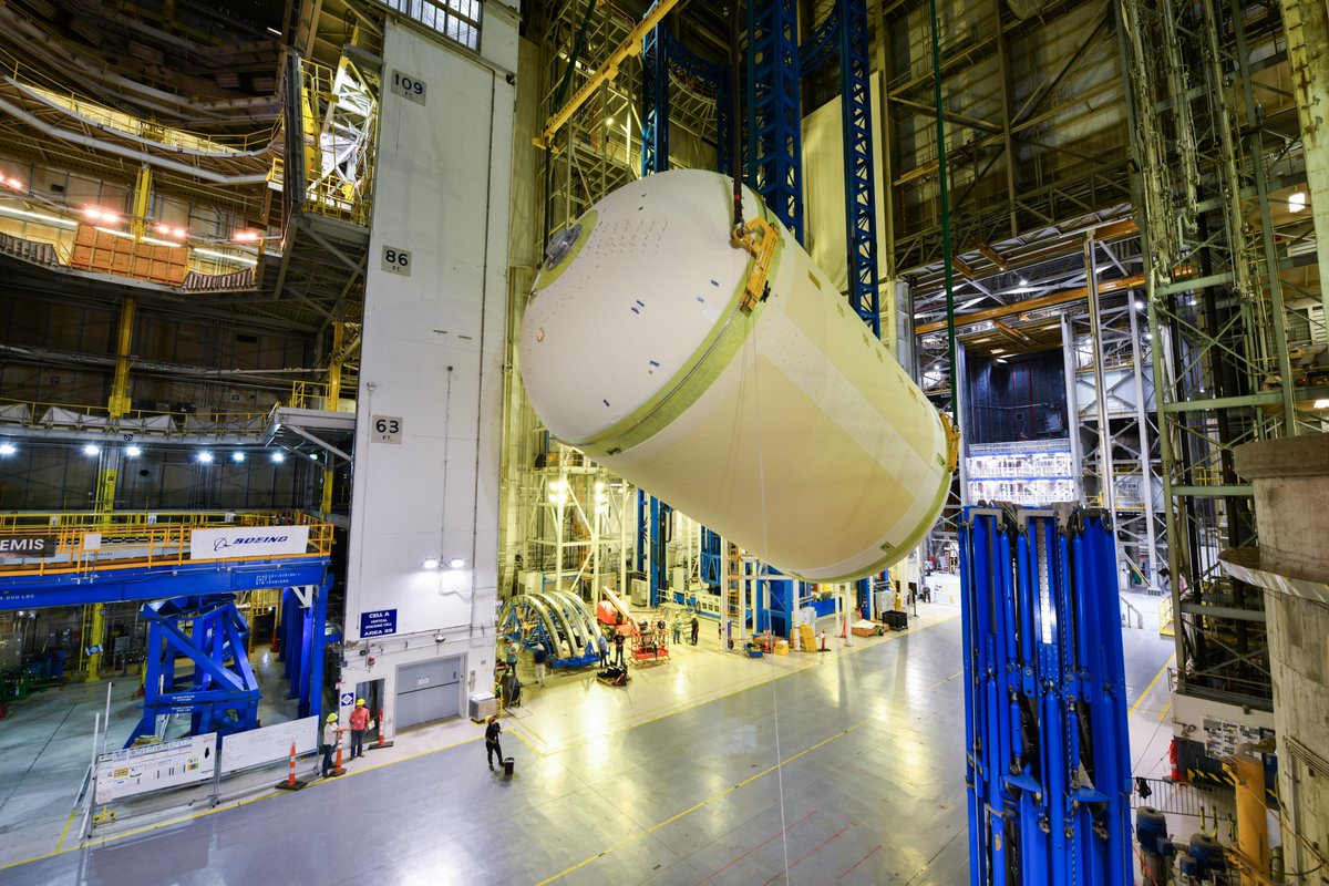 NASAArtemis's tweet image. Teams at NASA's Michoud Assembly Facility recently lifted the Artemis III liquid oxygen tank into a vertical position. Technicians will now be able to rappel inside and complete internal assembly.
This tank is one of five pieces that make up the Space Launch System core stage.