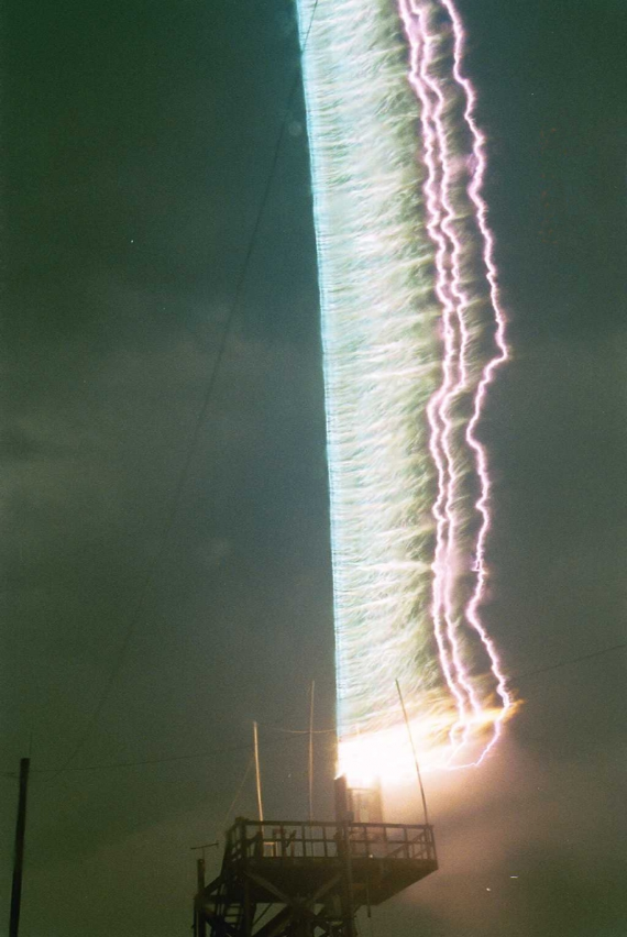 sci_fi_infra's tweet image. Launch tower for rocket-triggered lightning at the University of Central Florida.