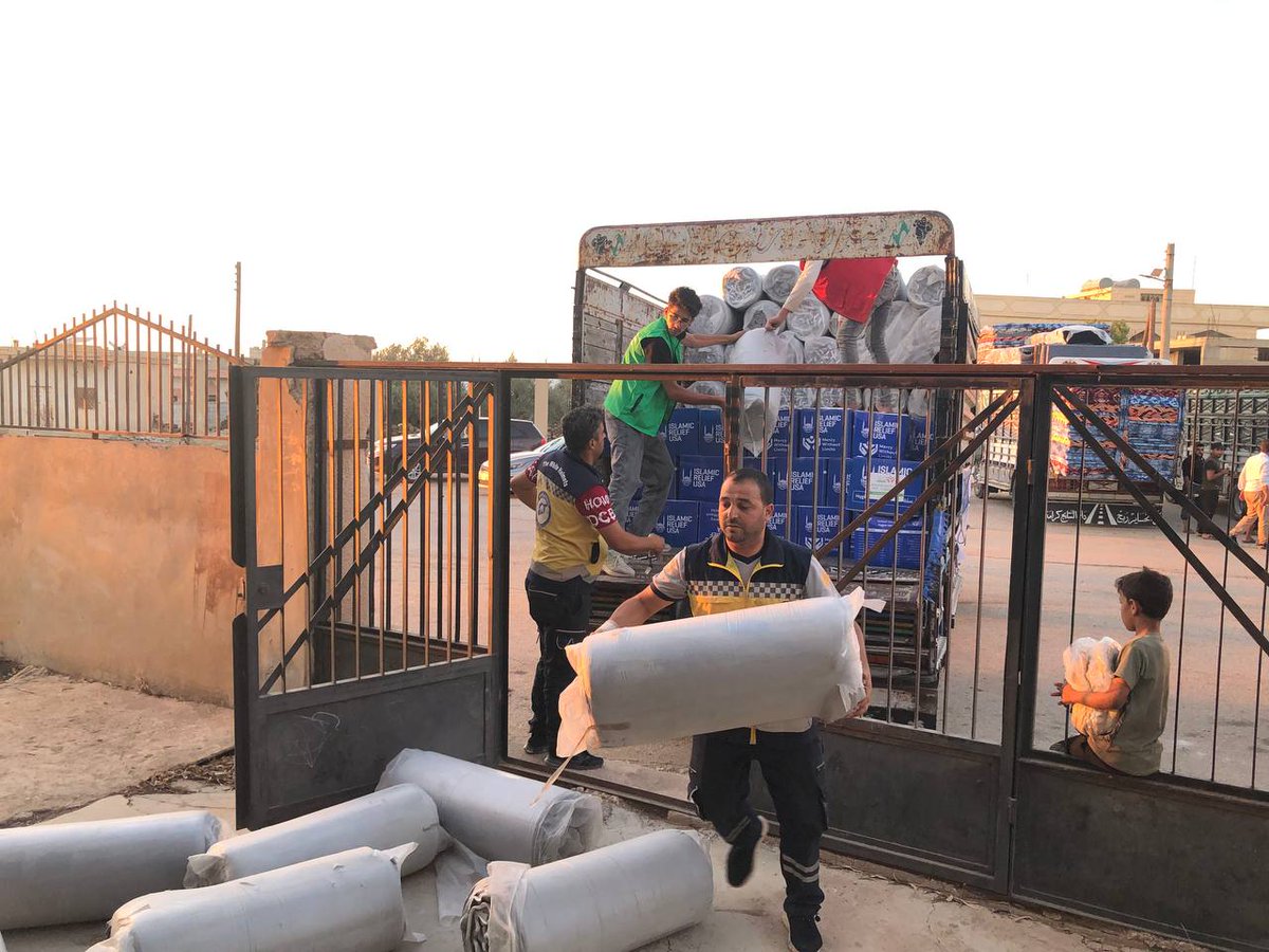 SyriaCivilDefe's tweet image. تواصل فرق الدفاع المدني السوري إجلاء عائلات من محافظة السويداء وتأمين وصول العائلات إلى الجهات التي اختارتها، أو إلى مراكز إيواء وذلك ضمن جهود غرفة عمليات الاستجابة الإنسانية الطارئة التي أنشأتها وزارة الطوارئ وإدارة الكوارث لتوفير الحماية والمأوى للنازحين في ظل الظروف الراهنة.…
