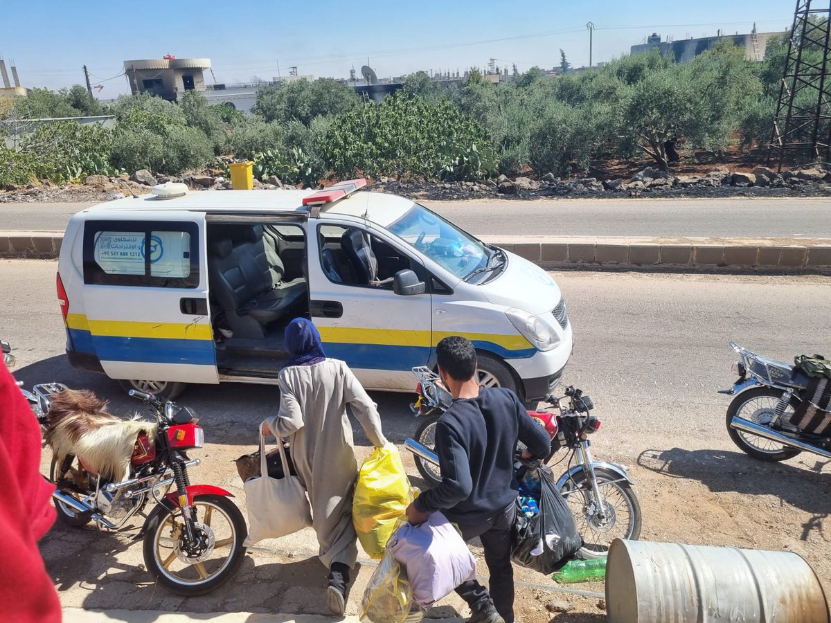 SyriaCivilDefe's tweet image. تواصل فرق الدفاع المدني السوري إجلاء عائلات من محافظة السويداء وتأمين وصول العائلات إلى الجهات التي اختارتها، أو إلى مراكز إيواء وذلك ضمن جهود غرفة عمليات الاستجابة الإنسانية الطارئة التي أنشأتها وزارة الطوارئ وإدارة الكوارث لتوفير الحماية والمأوى للنازحين في ظل الظروف الراهنة.…