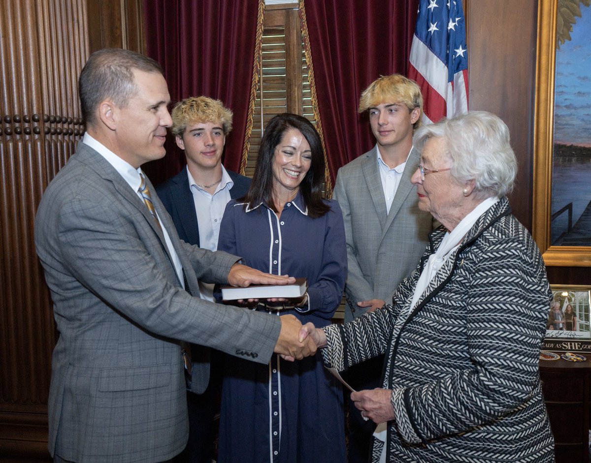 GovernorKayIvey's tweet image. Friday roundup! Busy week for Alabama!
🥾Deployed more task forces to Texas!
🐶Gave oath to Trooper Dog Vaquito!
🤖Visited students at STEM Camp!
🏥Swore in AMA Commissioner Offord!
🛣️Announced Rebuild Alabama projects!
#alpolitics