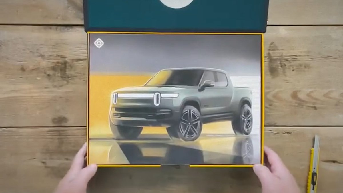 RivianUpdates's tweet image. Rivian is giving new Gen 2 Quad owners a Welcome Kit that includes:
- Signed thank you letter from @RJScaringe
- 1:18 metal R1 model
- Rivian plate frame
- Battery pack/handwarmer (fits in R1 door)
- Key fob
- Tire valve caps
A gift for those buying Rivian’s strongest offering…