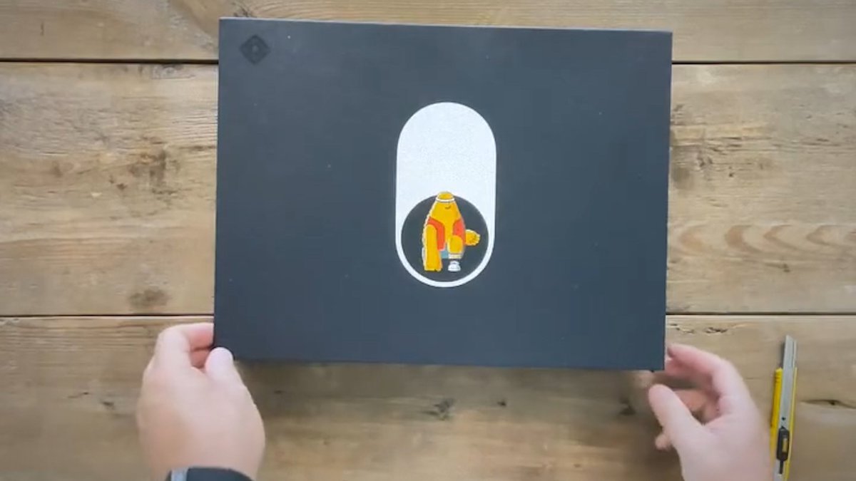 RivianUpdates's tweet image. Rivian is giving new Gen 2 Quad owners a Welcome Kit that includes:
- Signed thank you letter from @RJScaringe
- 1:18 metal R1 model
- Rivian plate frame
- Battery pack/handwarmer (fits in R1 door)
- Key fob
- Tire valve caps
A gift for those buying Rivian’s strongest offering…