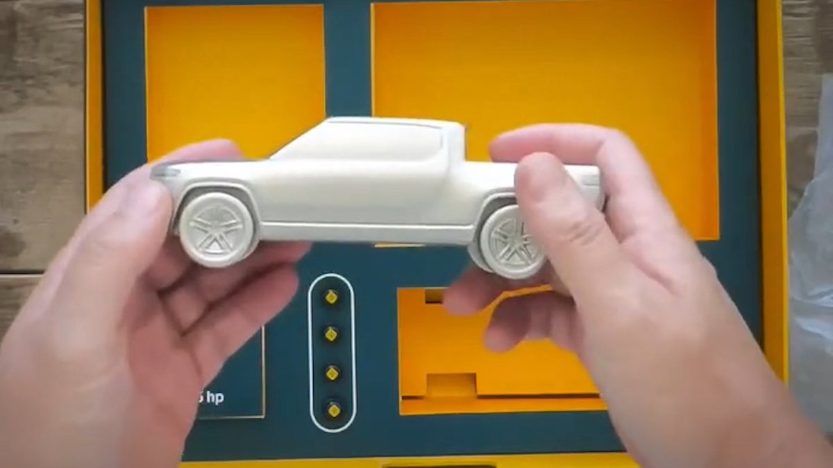 RivianUpdates's tweet image. Rivian is giving new Gen 2 Quad owners a Welcome Kit that includes:
- Signed thank you letter from @RJScaringe
- 1:18 metal R1 model
- Rivian plate frame
- Battery pack/handwarmer (fits in R1 door)
- Key fob
- Tire valve caps
A gift for those buying Rivian’s strongest offering…