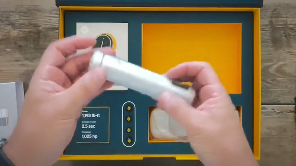 RivianUpdates's tweet image. Rivian is giving new Gen 2 Quad owners a Welcome Kit that includes:
- Signed thank you letter from @RJScaringe
- 1:18 metal R1 model
- Rivian plate frame
- Battery pack/handwarmer (fits in R1 door)
- Key fob
- Tire valve caps
A gift for those buying Rivian’s strongest offering…