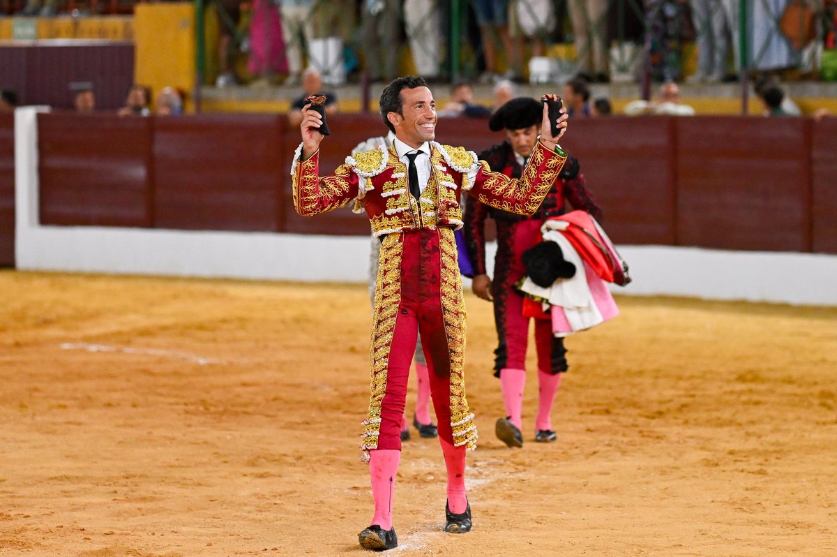 📍 𝐋𝐢́𝐧𝐞𝐚 𝐝𝐞 𝐥𝐚 𝐂𝐨𝐧𝐜𝐞𝐩𝐜𝐢𝐨́𝐧

Dos orejas para David de Miranda con “Platillo” nº 29 de la Ganadería El Capea.

#DeMiranda25