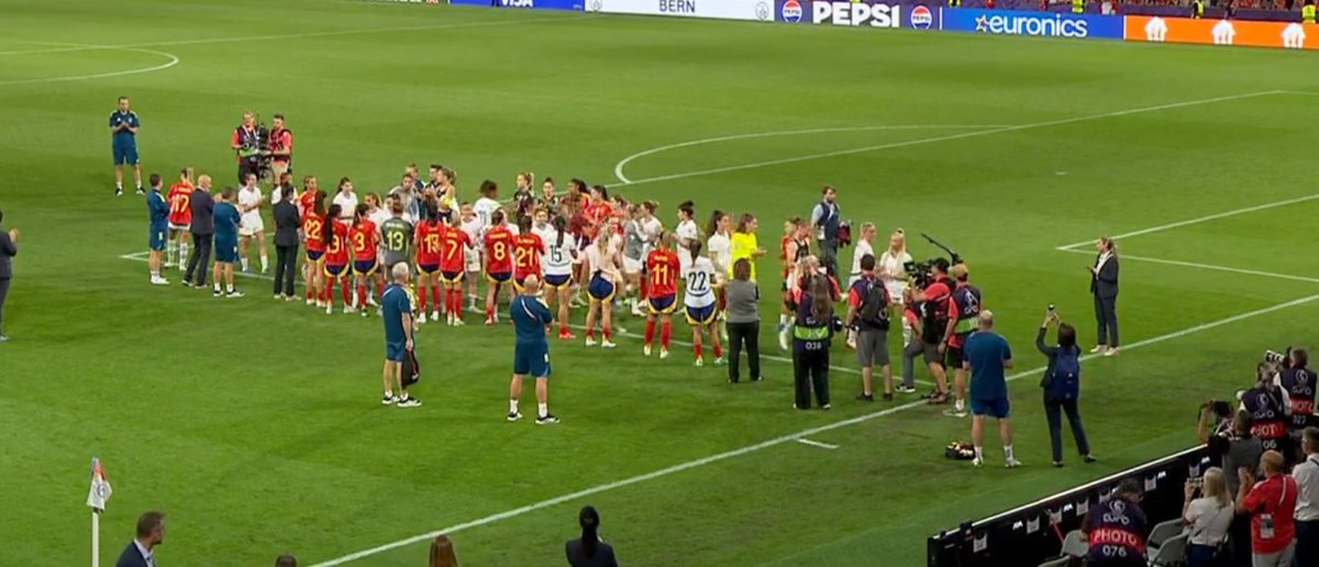 AleHaeu's tweet image. Die Gewinnerinnen stehen für die Unterlegenen Spalier! 😮 Unglaublich! Respekt! Sowas wäre bei den Herren wohl undenkbar! #SUIESP #uefawomenseuro2025 
Gratulation @nati_sfv_asf für die Tolle Leistung! 💪🫶💐