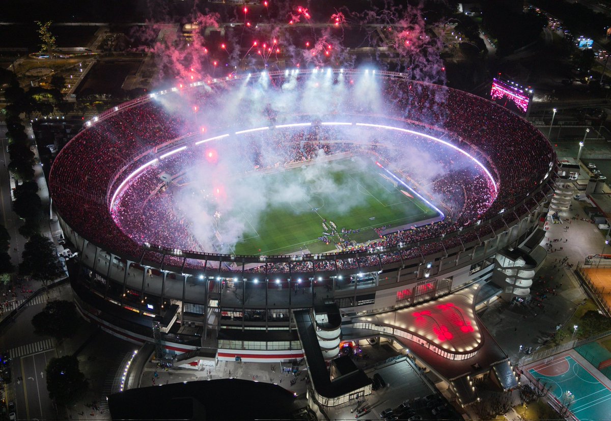 LSamoiloff_'s tweet photo. El domingo se jugó la final del Mundial de Clubes en el MetLife Stadium, con 81.118 espectadores. Sin embargo, no fue el evento con mayor convocatoria del día: River llenó el Monumental con 86.000 en el debut del torneo ante Platense.

El movimiento popular más grande del mundo. https://t.co/N7UHpDxuDX