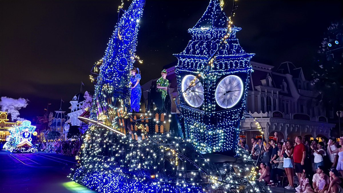 DSNYNewscast's tweet image. REVIEW: Disney Starlight is quintessential Disney magic! ✨ A beautiful tribute to Main Street Electrical Parade and SpectroMagic while blazing its way with new goosebump inducing illuminated charm! An instant classic! #DisneyStarlight