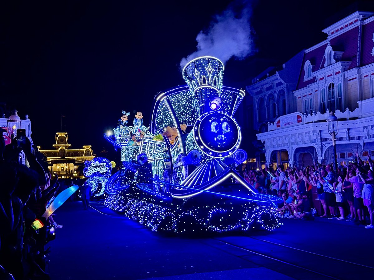 DSNYNewscast's tweet image. REVIEW: Disney Starlight is quintessential Disney magic! ✨ A beautiful tribute to Main Street Electrical Parade and SpectroMagic while blazing its way with new goosebump inducing illuminated charm! An instant classic! #DisneyStarlight