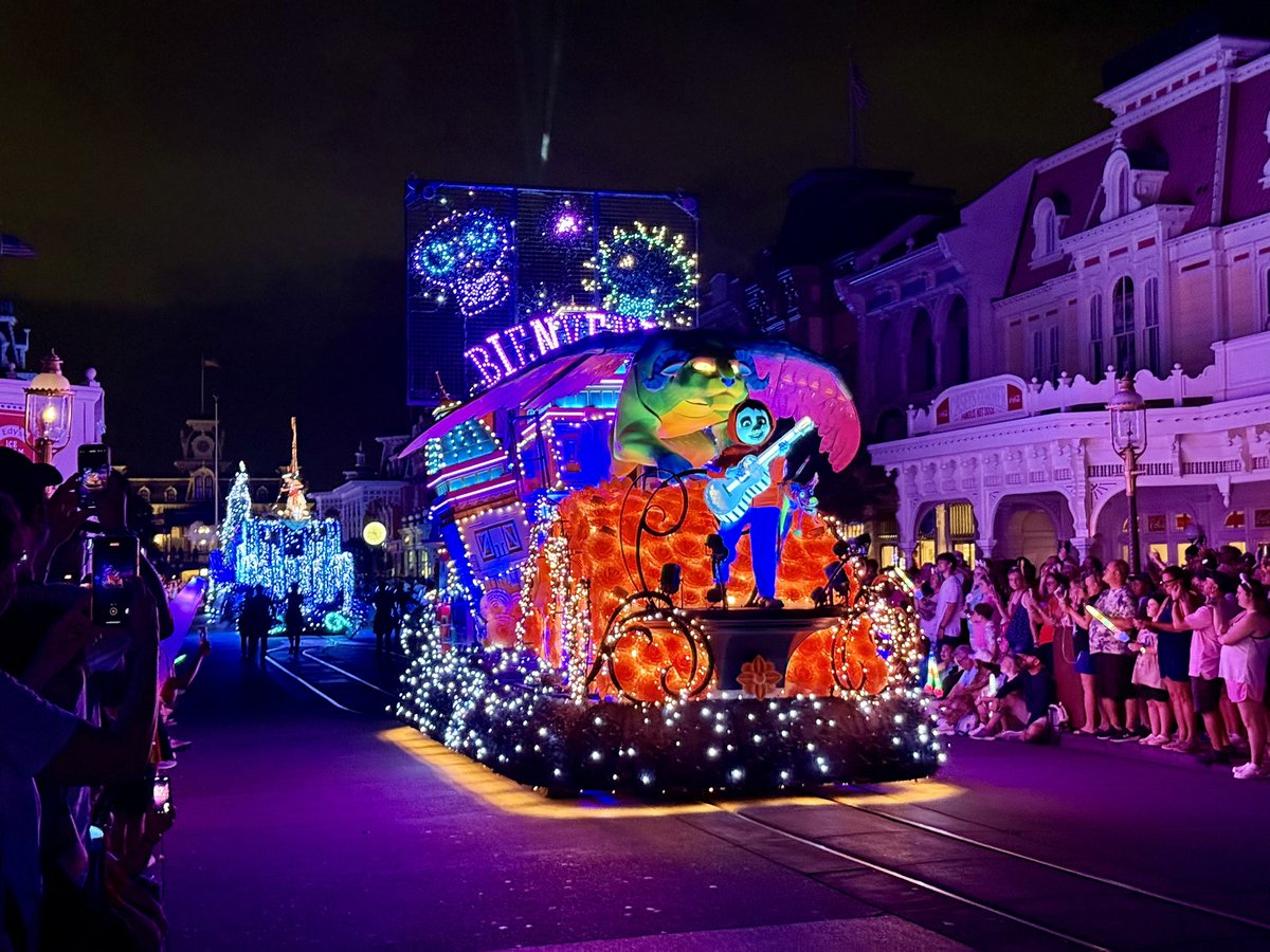 DSNYNewscast's tweet image. REVIEW: Disney Starlight is quintessential Disney magic! ✨ A beautiful tribute to Main Street Electrical Parade and SpectroMagic while blazing its way with new goosebump inducing illuminated charm! An instant classic! #DisneyStarlight