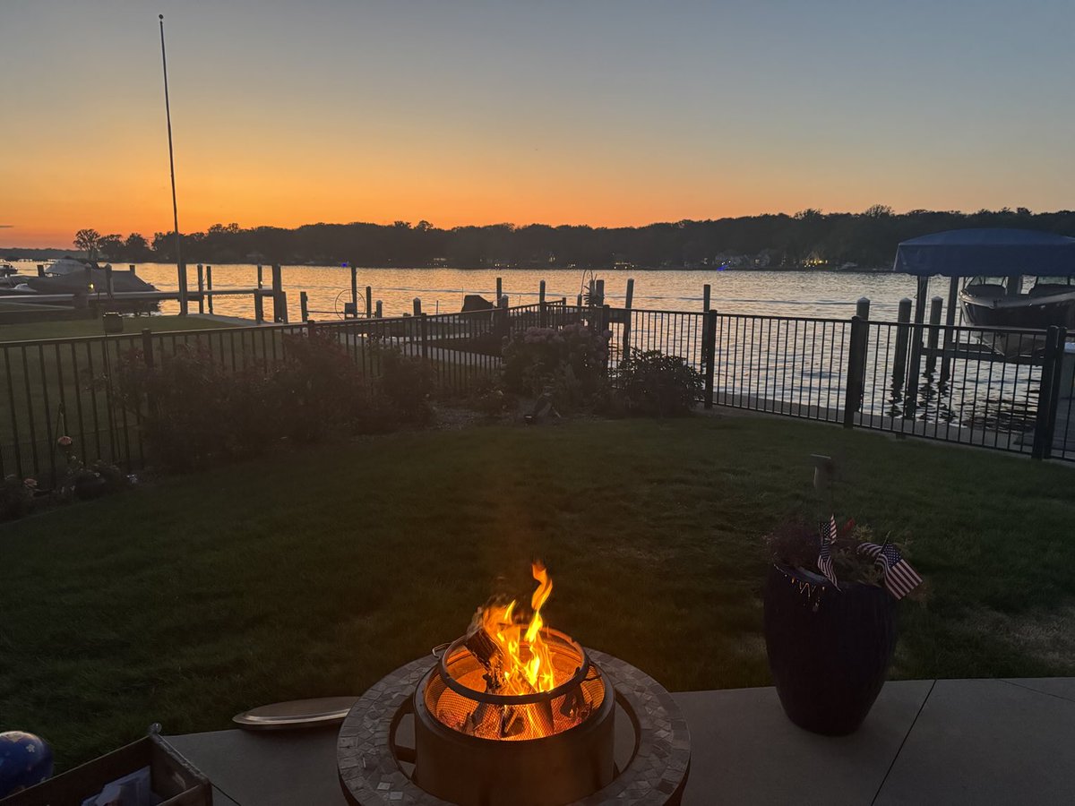 bakerjonathanr's tweet image. Ahhh. Friday night.