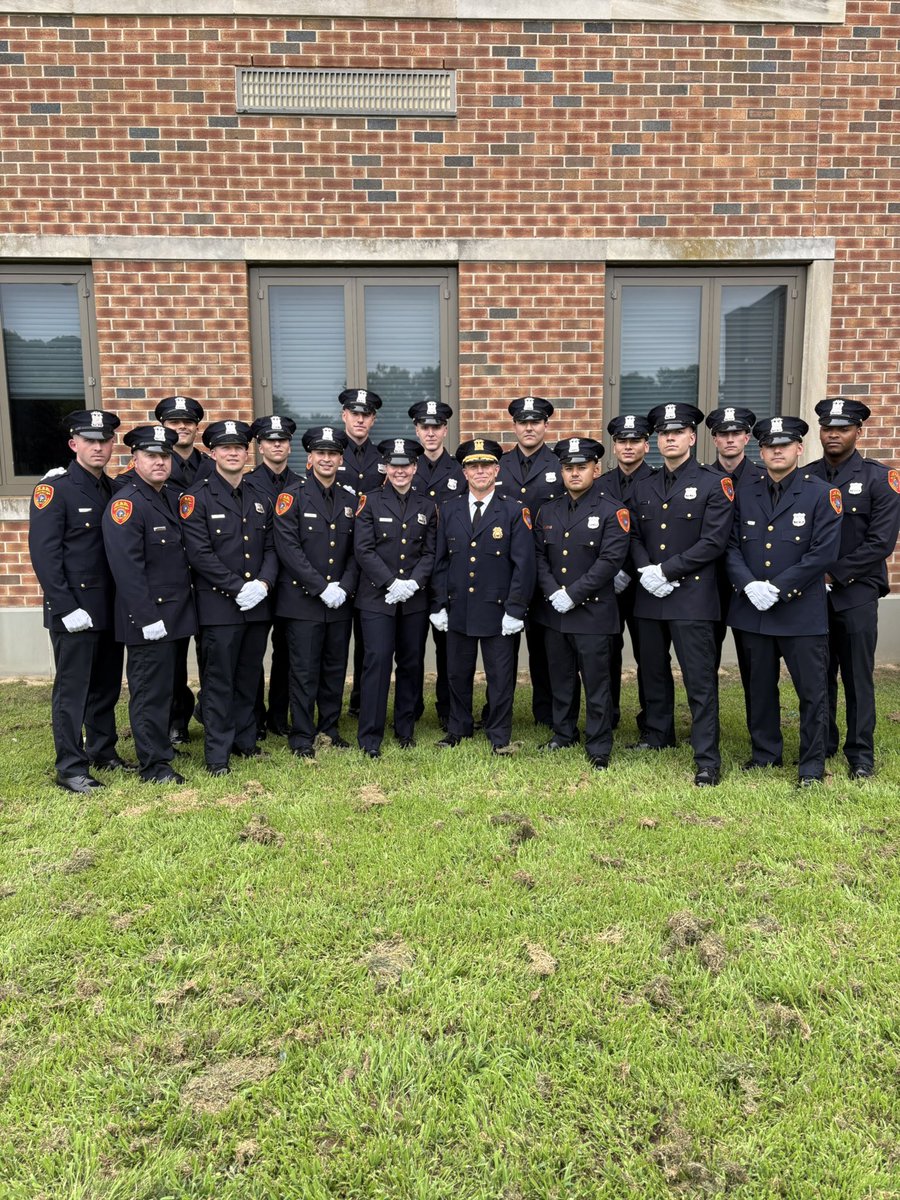 SCPD3rdPrecinct's tweet image. Congratulations to all of the police officers and deputies who graduated from the Suffolk County Police Academy, class 24-193 today 🎉🎊 The 3rd Precinct welcomes twenty three new officers. We wish all the graduates a long safe career 👮🏼👮🏻♀️