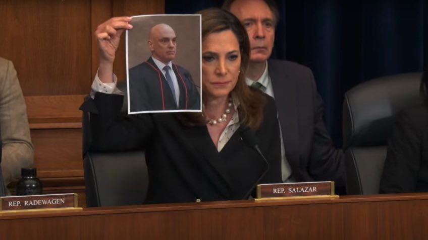 RepMariaSalazar's tweet image. Since day one, I’ve been calling out Alexandre de Moraes. I raised my voice in Congress to expose his abuse of power.
Censorship, arrests, and political persecution have no place in a democracy.
The visa revocation is a start, now we need full accountability.