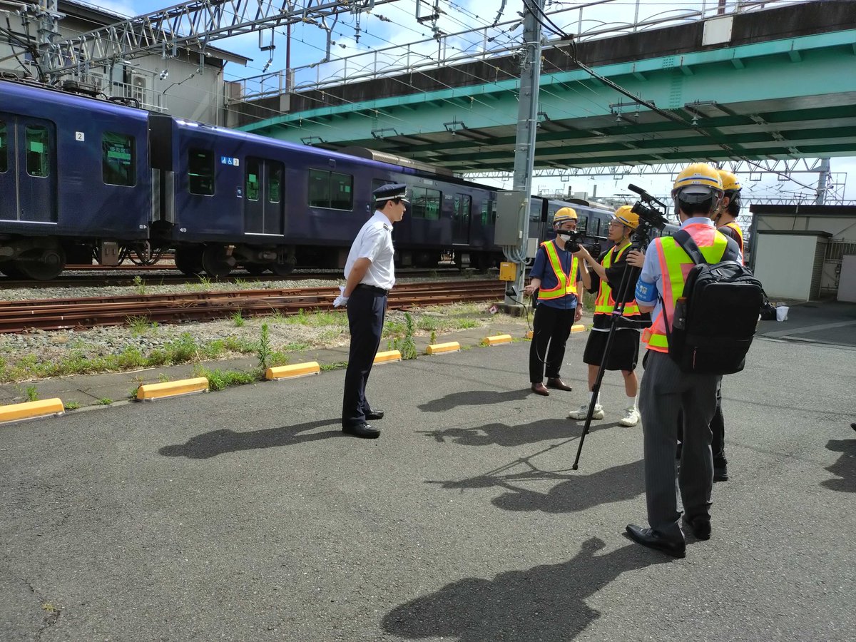 鉄道の車掌の帽子はなぜ風で飛ばないのか？」 たしかに気になります