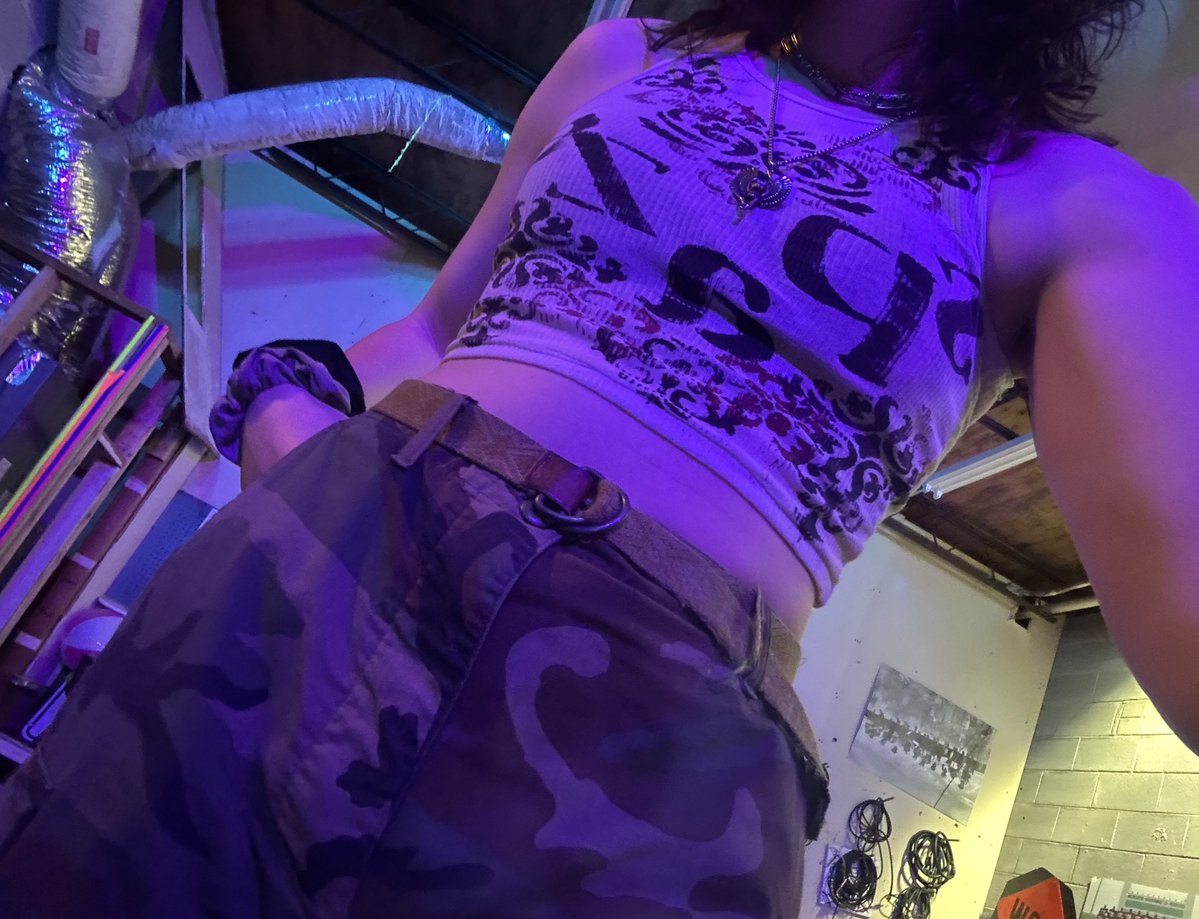 clovescence's tweet image. back at the crusty southern diy venue :)
when im running door here i draw a little heart on everyone’s hands instead of using wristbands and my god its so much easier to do with girls hands bc they’re so soft… they always get cuter hearts bc of it