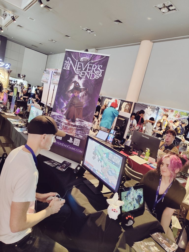 Lam_Not_Games's tweet image. 3Fで展示してる『Never's End』もかなりヤバい!開発元はアメリカ拠点の個人開発者なんだけどビジュアルは日本人アーティストが参加している。タクティクスオーガのスキンを被った進化版『Battle Brother』という凝ったシステムでハマる人はどハマリ確定だ #BitSummit13th